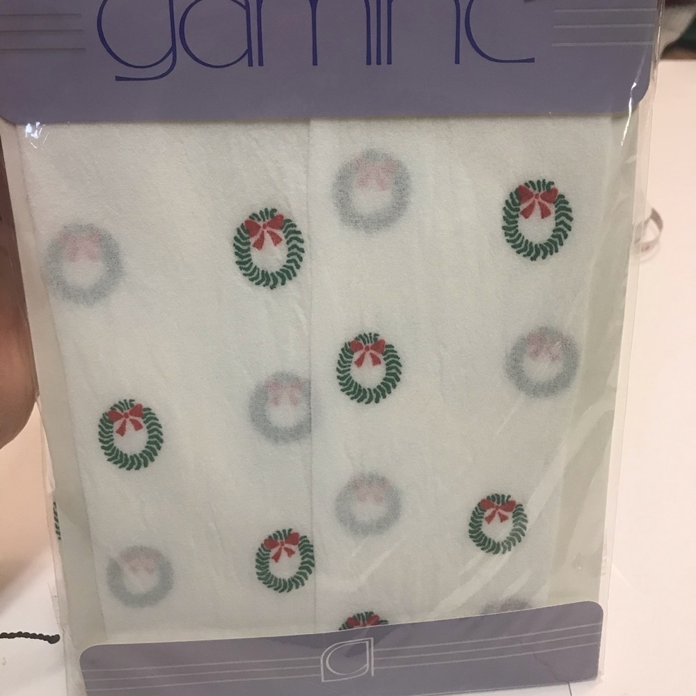 Gamine White Pantyhose with Holiday Wreaths